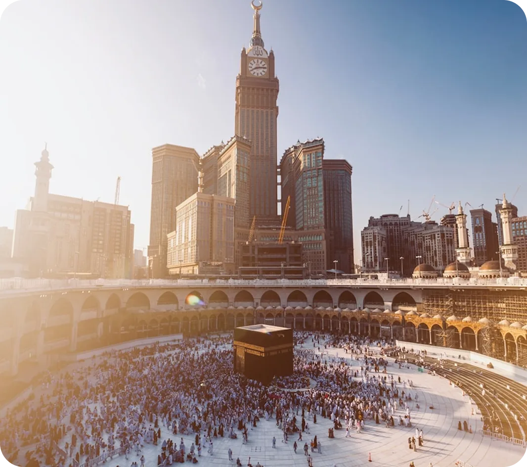 Jemaah mengelilingi Ka'bah di Masjidil Haram, Makkah, dengan latar Menara Jam Makkah